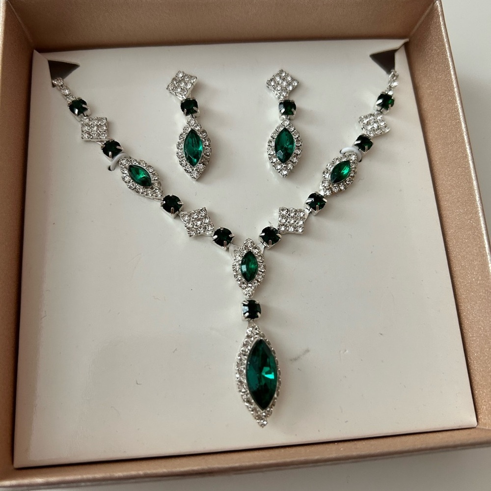 🔥$5 Emerald rhinestone adjustable prom necklace set with matching earrings